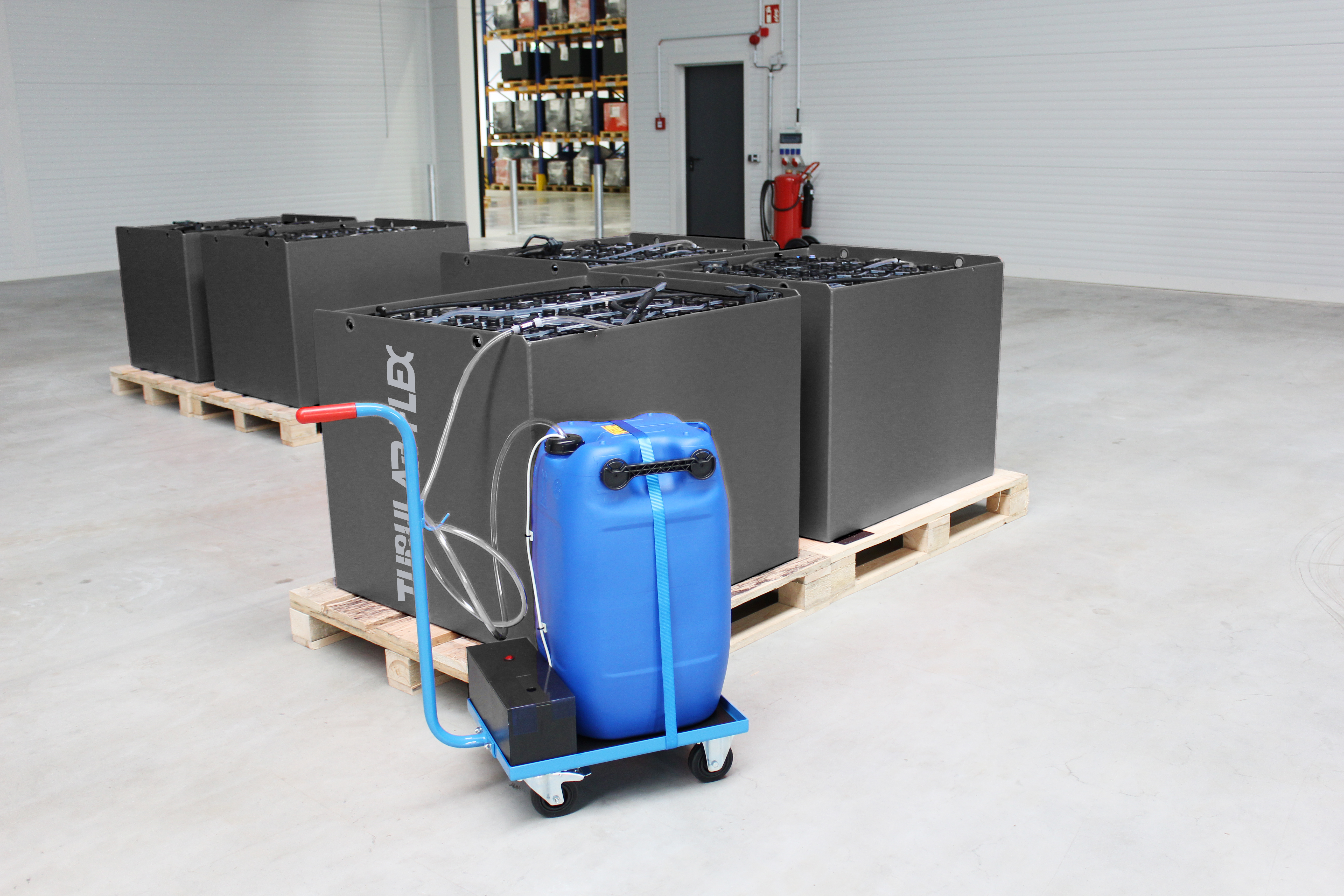 Mobiler Wassernachfüllwagen AQUAmobil zur Befüllung von Elektrostaplern mit destilliertem Wasser.