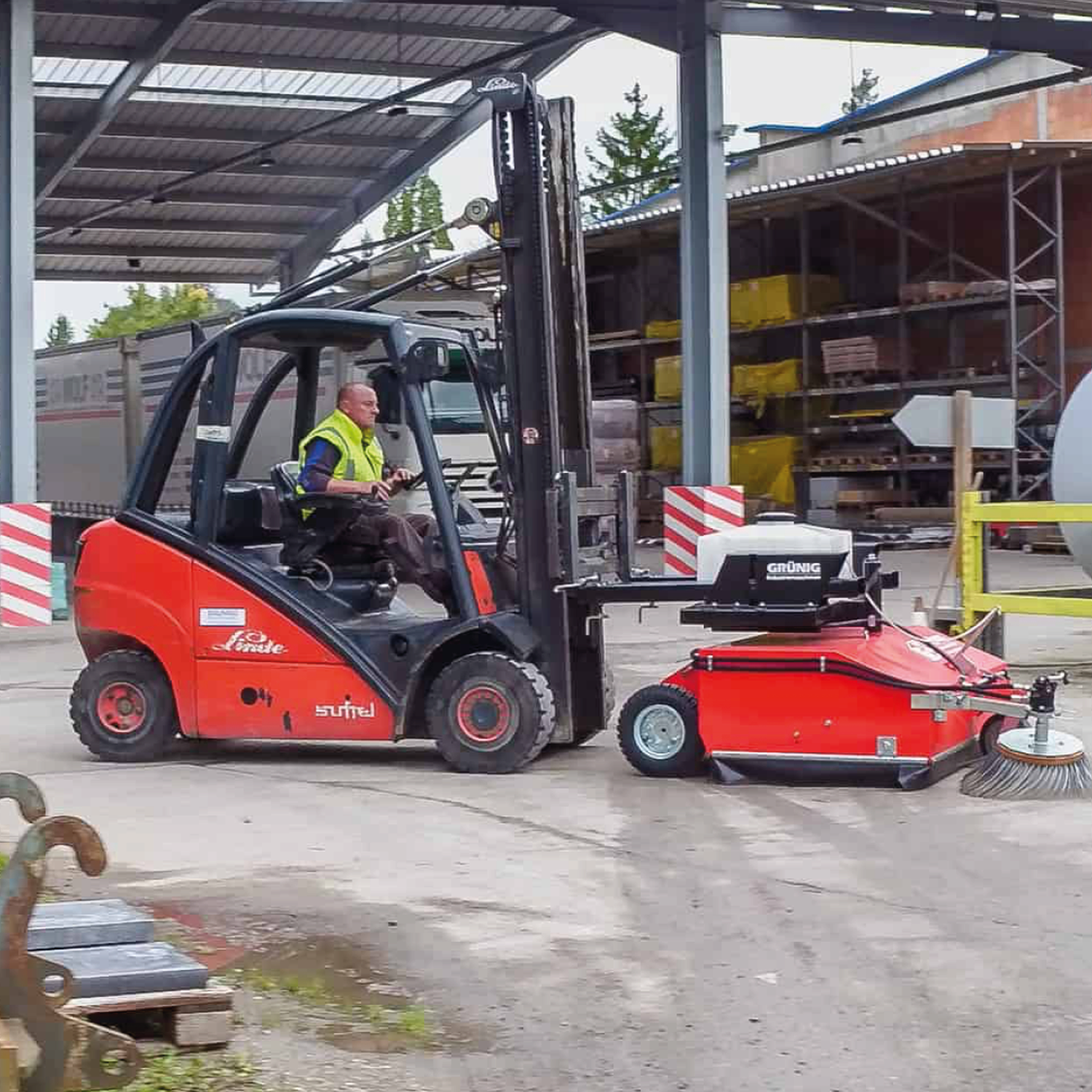 Grünig Kehrmaschine GSE-1500 mit Seitenbesen und Wassersprüheinrichtung